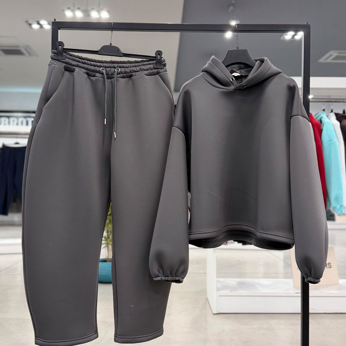 Tracksuit Flat