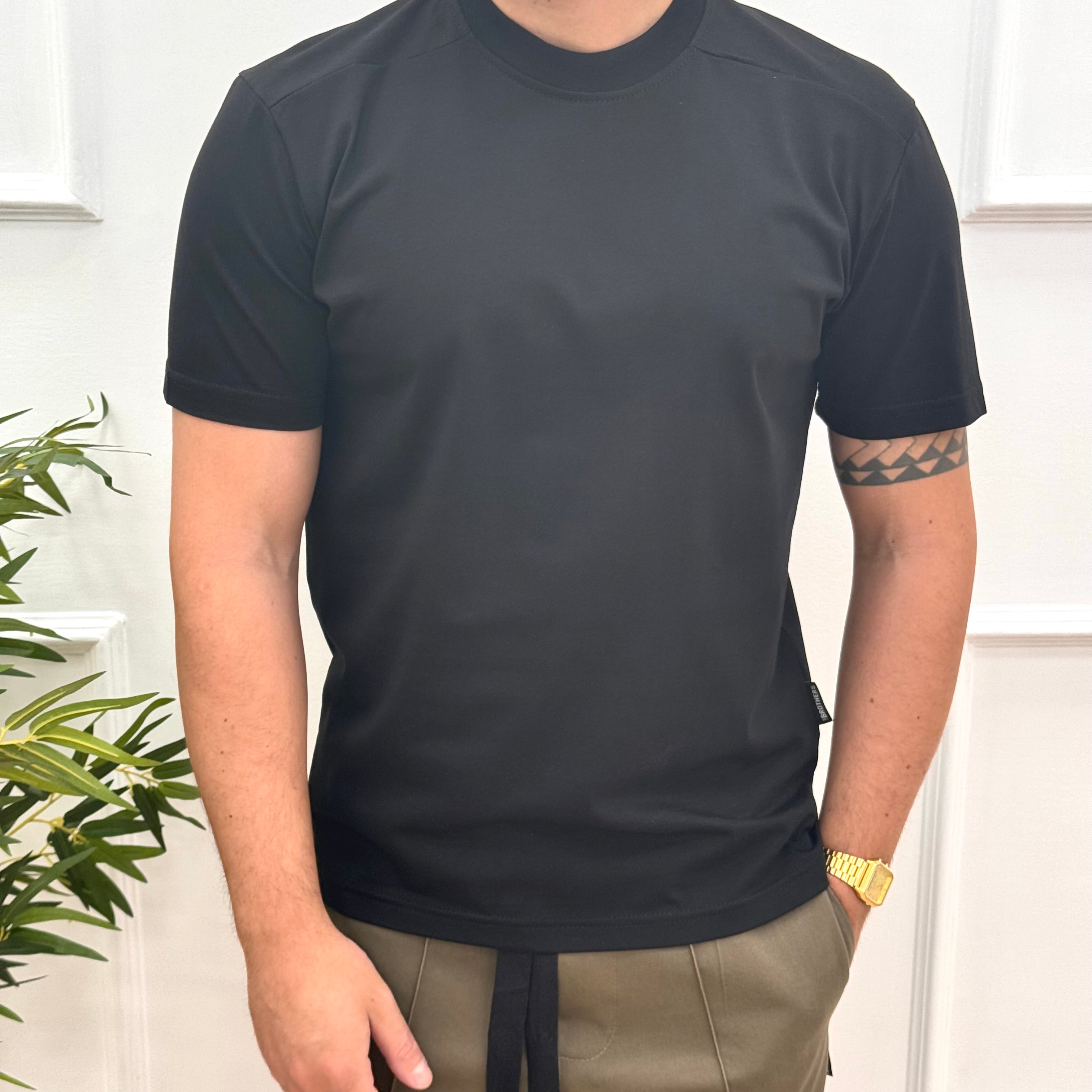 T Shirt mezzocollo basic